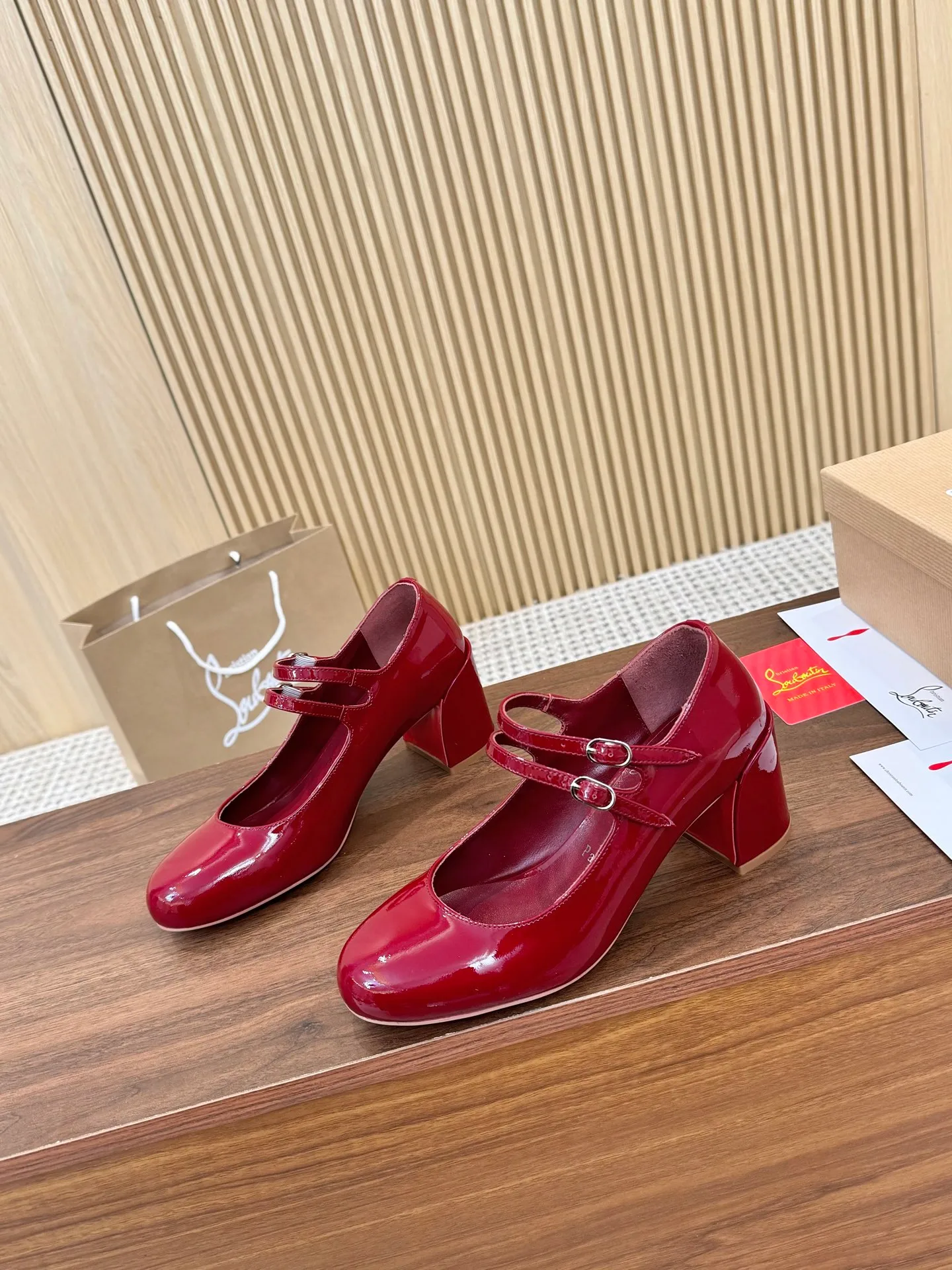 👟👟Ex-factory price 480👟👟 Genuine leather sole +40 Year-round shipment💝Christian Louboutin CL👠 "Patent Leather Series" Noble and luxurious, real blingbling👟👟 Real materials, all customized by the pattern maker, and the materials are made of original customized materials to achieve the taste of the original 6 color options💍Upper: Imported👉cow patent leather💪 Lining: Sheepskin foot pad/lining Code number: 34-40.41.42 Heel height: 6.5cm Genuine leather sole Rubber sole